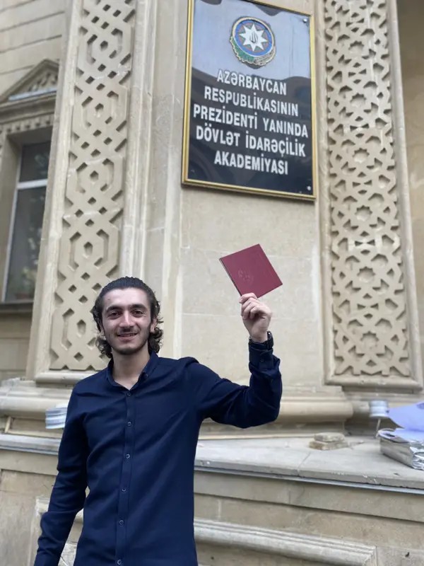 Universiteti fərqlənmə ilə bitirdim